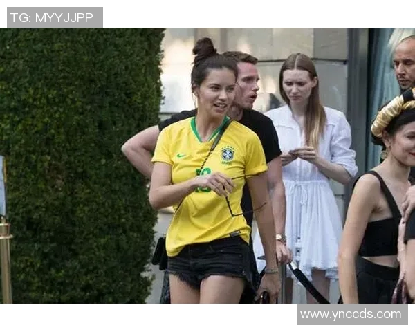 街头风采足球明星的时尚街拍瞬间展现运动与生活的完美结合